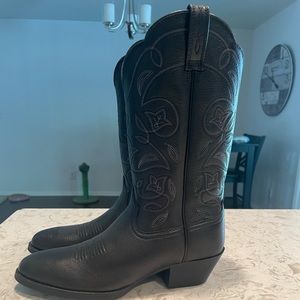 Brand new women's Ariat 8" Deertan western boots - round toe